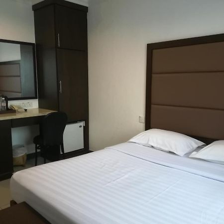 Crystal Lodge Kota Bharu Bagian luar foto