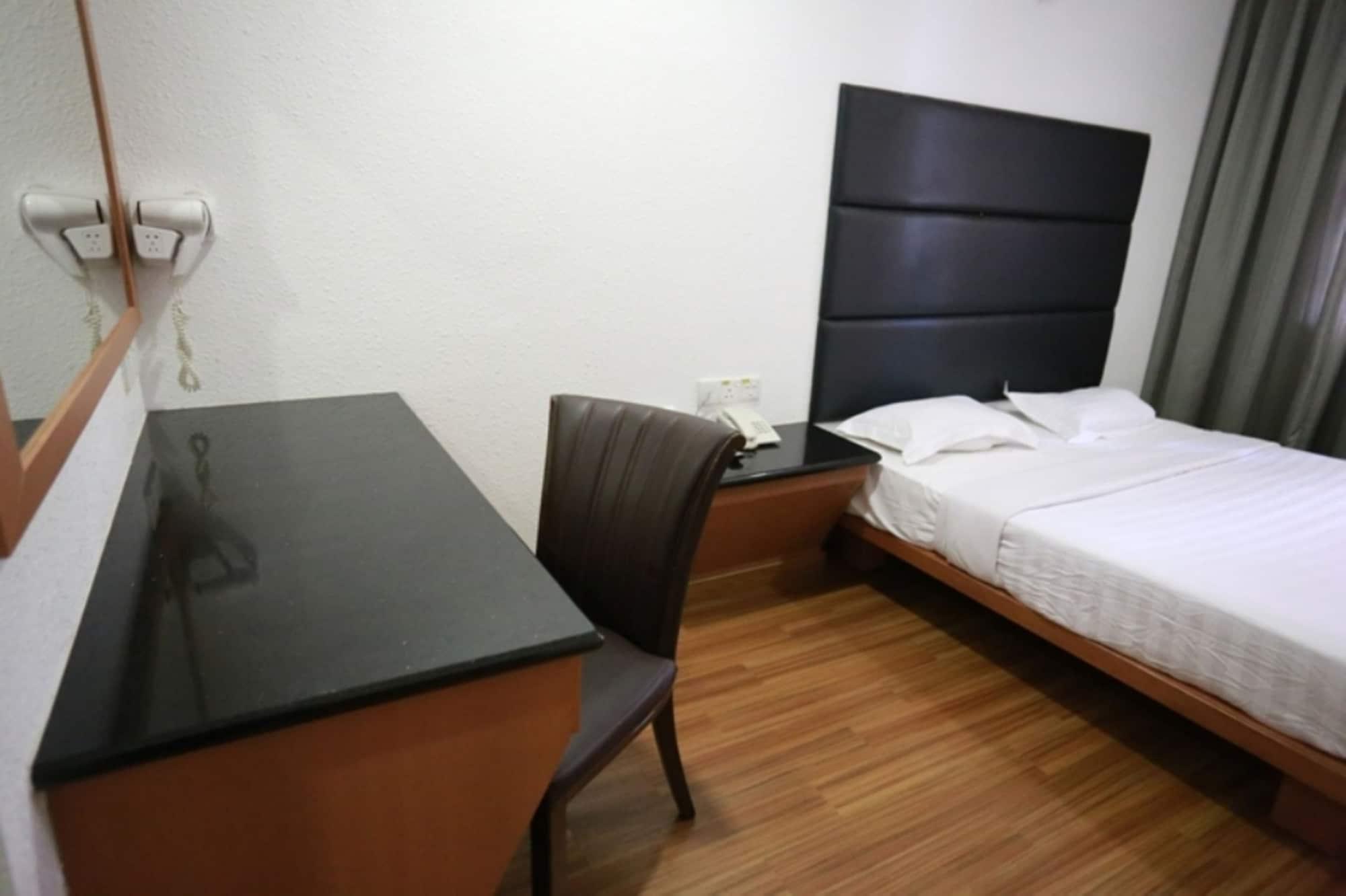 Crystal Lodge Kota Bharu Bagian luar foto