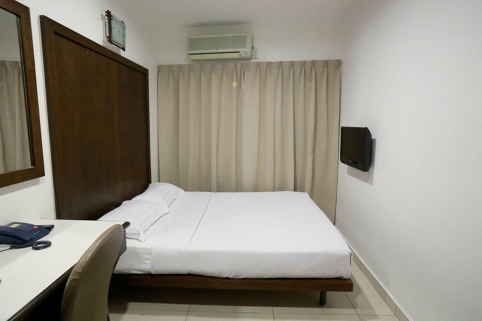 Crystal Lodge Kota Bharu Bagian luar foto