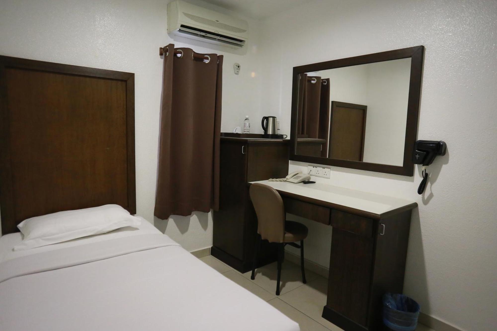 Crystal Lodge Kota Bharu Bagian luar foto