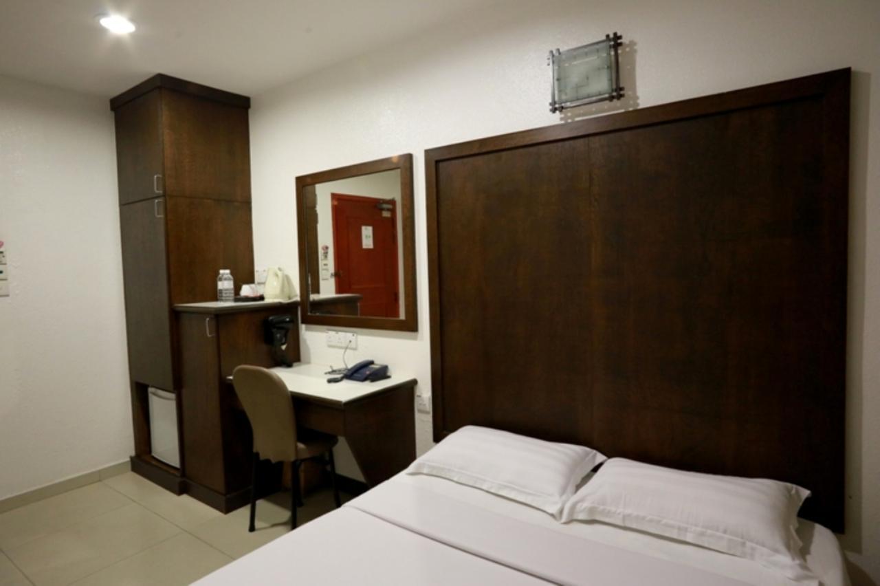Crystal Lodge Kota Bharu Bagian luar foto