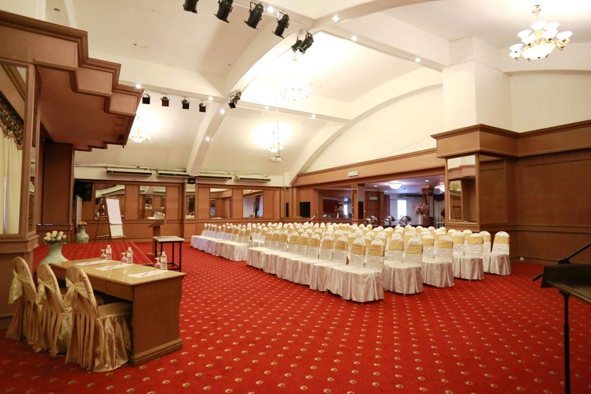 Crystal Lodge Kota Bharu Bagian luar foto