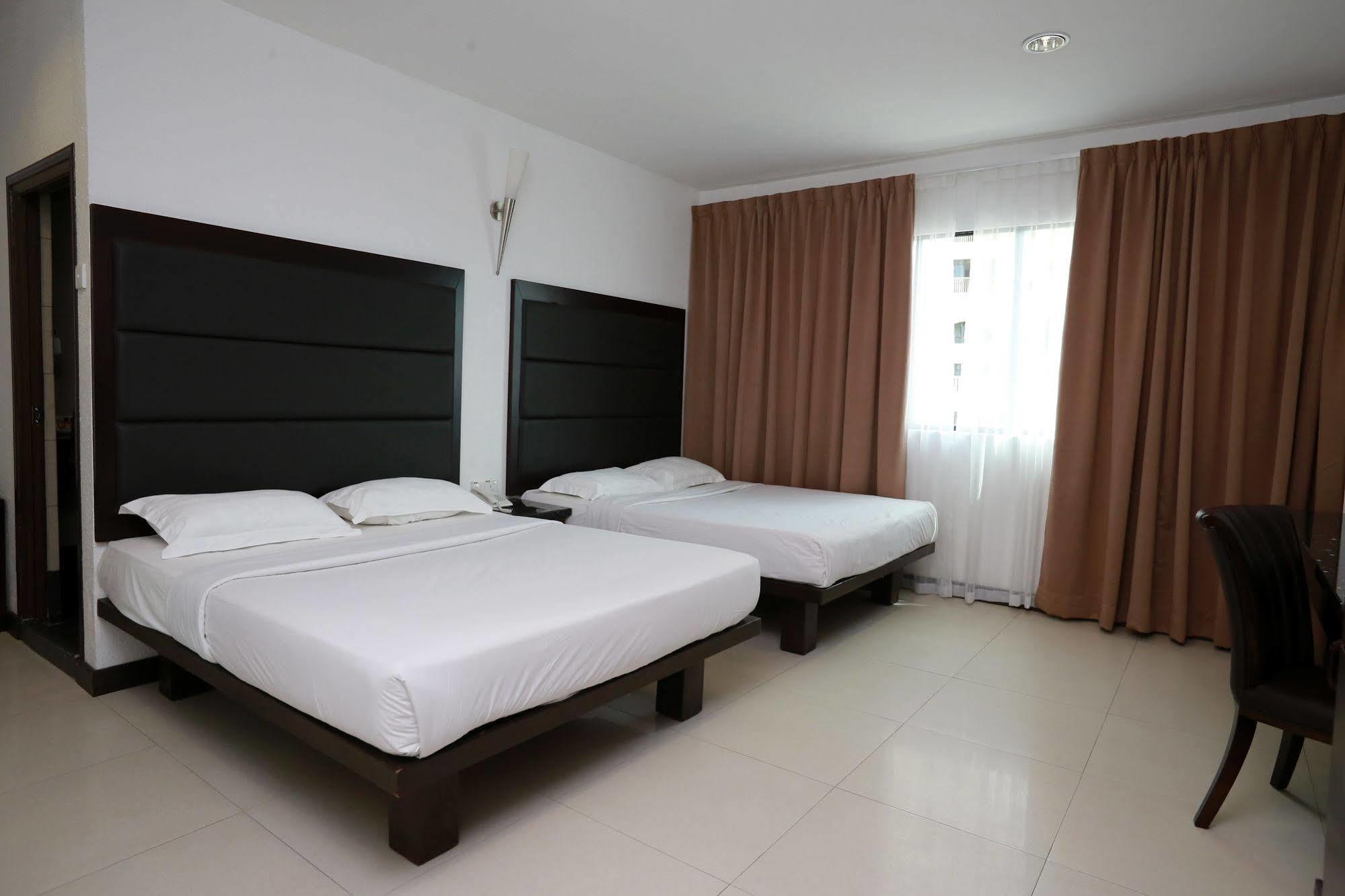 Crystal Lodge Kota Bharu Bagian luar foto
