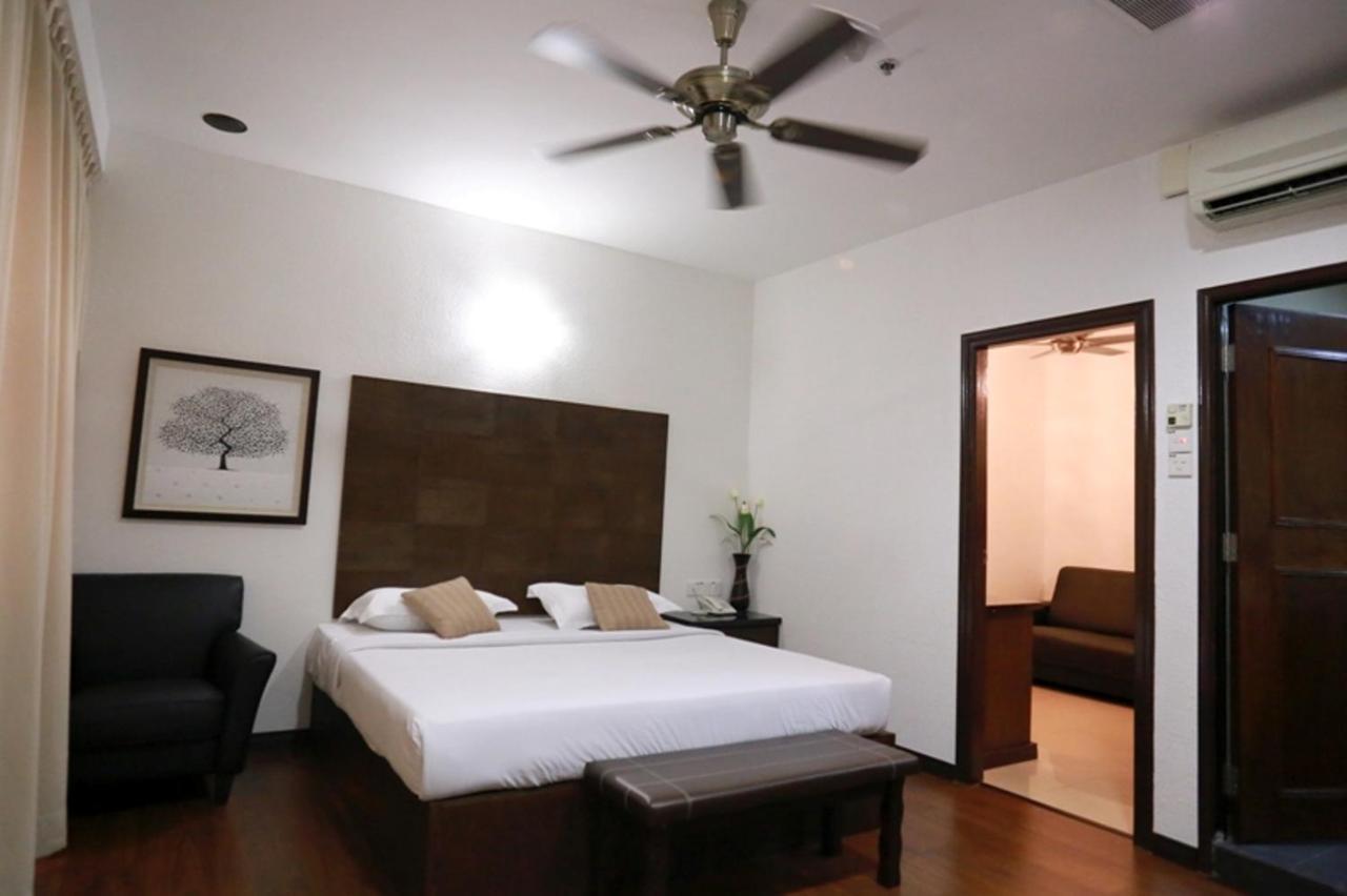 Crystal Lodge Kota Bharu Bagian luar foto