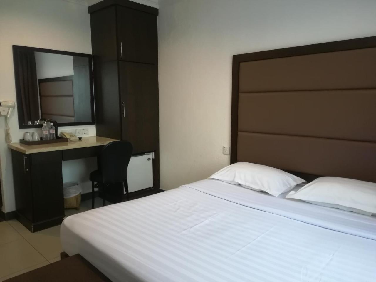 Crystal Lodge Kota Bharu Bagian luar foto