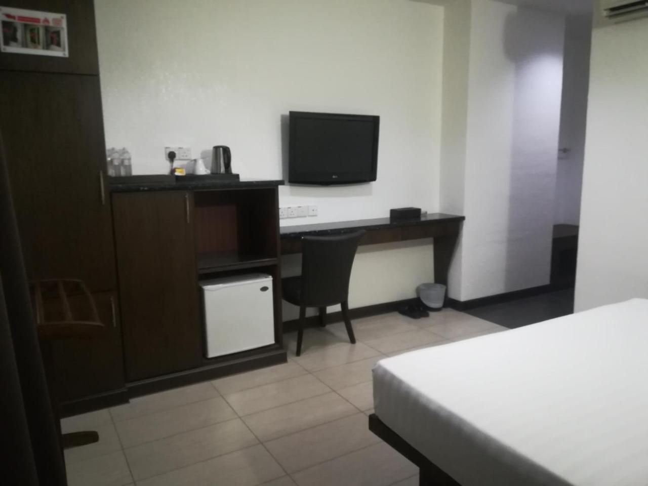 Crystal Lodge Kota Bharu Bagian luar foto